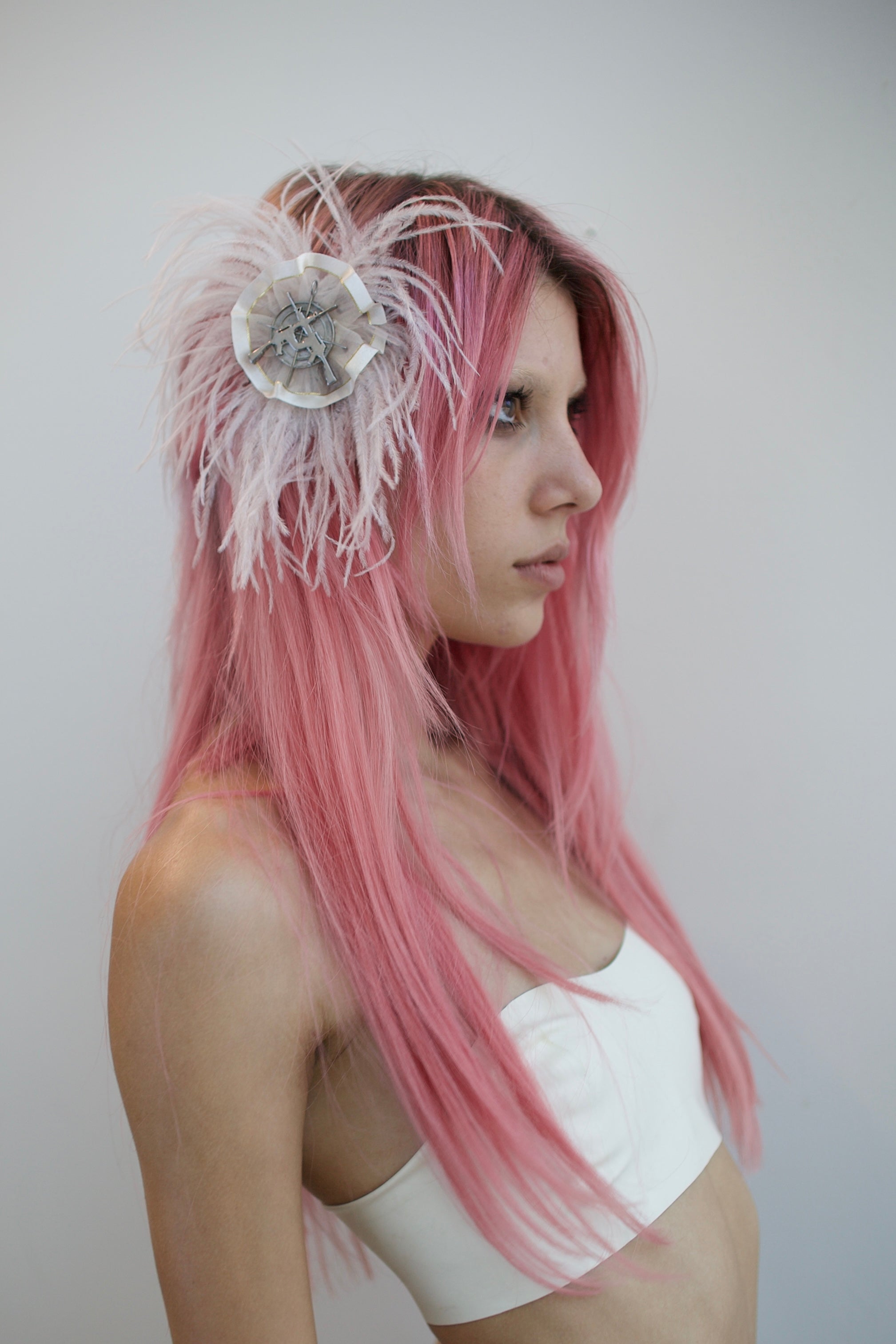 BEIGE FEATHER ACCESSORY