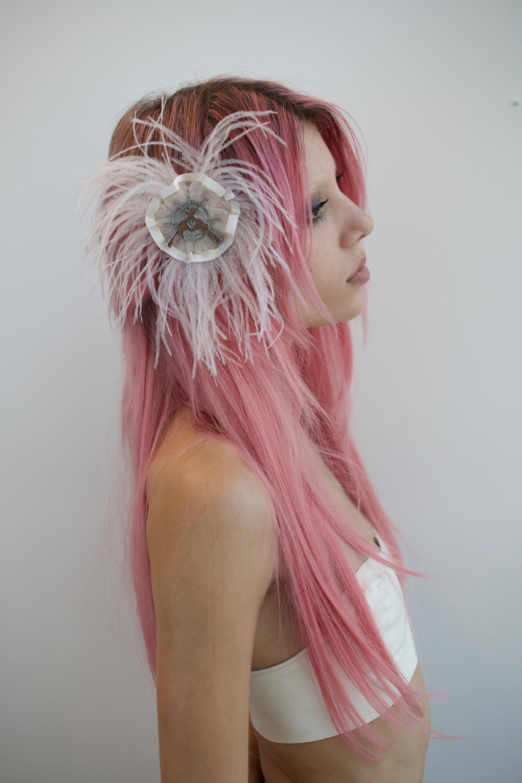 BEIGE FEATHER ACCESSORY