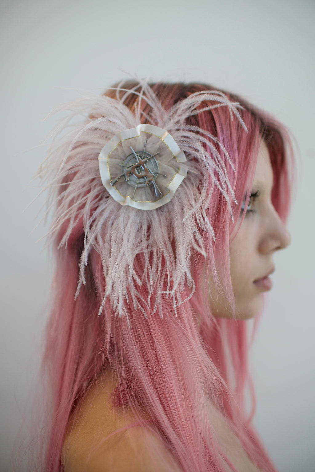 BEIGE FEATHER ACCESSORY